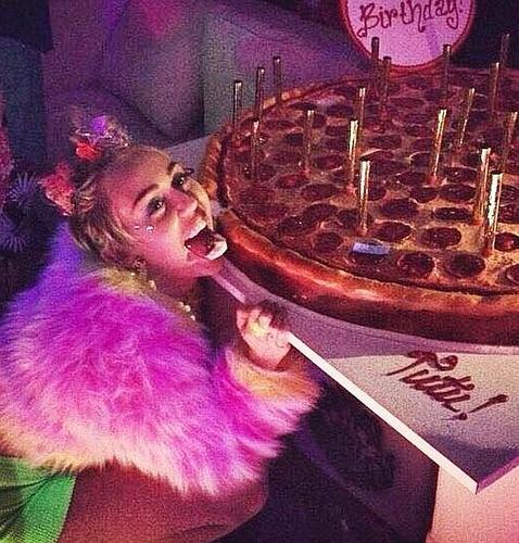 Topless y juguetes sexuales gigantes: así ha sido el cumpleaños de Miley Cyrus