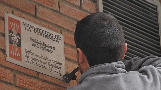 Paterna retira las placas alusivas al Instituto Nacional de la Vivienda de Franco