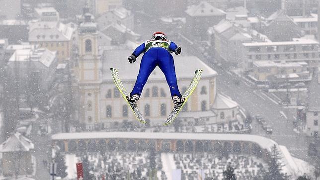 El finlandés Matti Hautamaeki, durante una competición de salto de esquí en Austria
