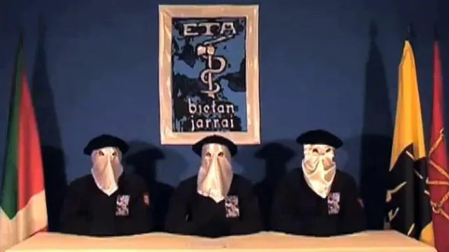 Encapuchados de ETA anunciando en 2010 una tregua indefinida