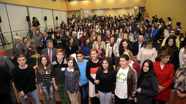 Cospedal pide a las jóvenes que «no toleren un comportamiento distinto hacia ellas por el hecho de ser mujeres»