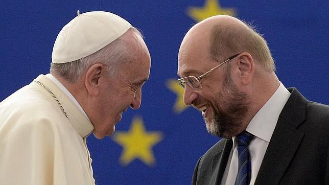 El Papa Francisco ha sido recibido por el presidente del Parlamento Europeo Martin Schulz