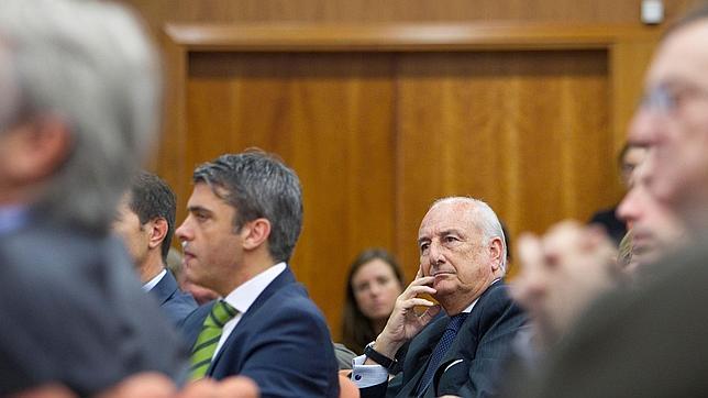 Fabra comunica a Aznar que si el juez no le retira la imputación deberá irse