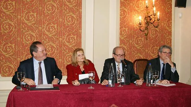 Adolfo Sotelo, Carme Riera y Pere Gimferrer, durante su conferencia