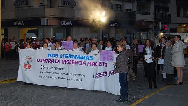 Centenares de personas claman en Dos Hermanas contra la violencia de género