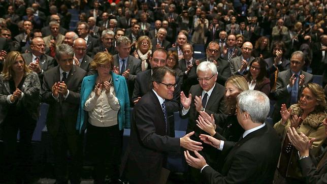 Mas, arropado por sus coselleres durante la conferencia del día 25