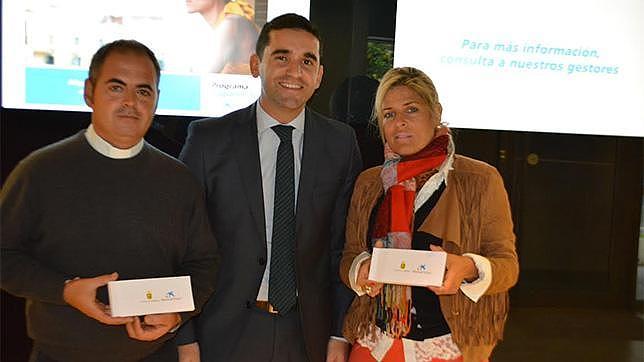 La Caixa entrega al Ayuntamiento cheques para alimentos por valor de 2.500 euros