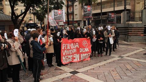 Un «flash mob» por un vivienda digna