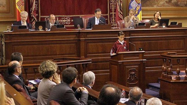 El niño Elí Rodríguez lee sus derechos a los diputados del Parlamento