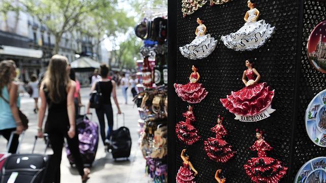 Tienda de souvenirs en Barcelona con imanes de sevillanas
