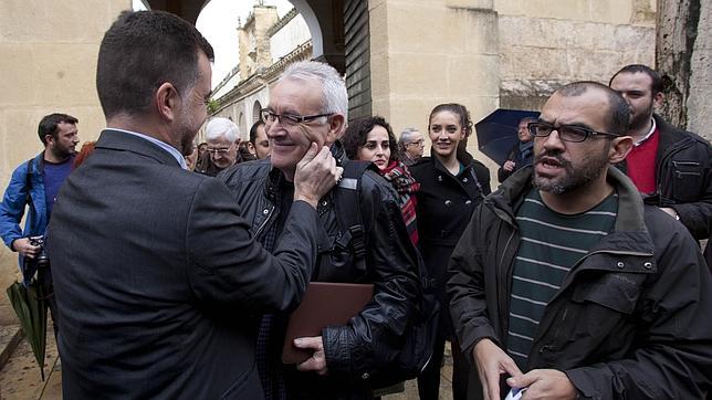 IU eleva la provocación y llama «parque público» al Patio de los Naranjos