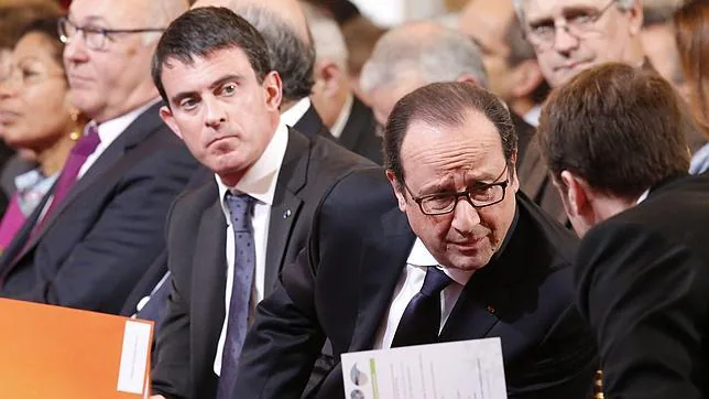 Hollande (centro) junto al primer ministro Valls en el Elíseo este jueves