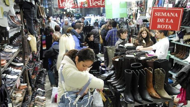 Un pequeño comercio de zapatería que aplica los descuentos en el Black Friday
