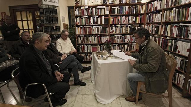 Javier Salvago realizando un elogio a las librerías en Céfiro
