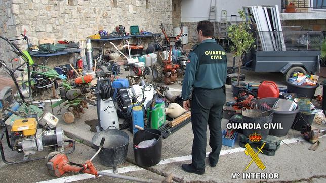 Robó una docena de veces en fincas tan solo para acumular el material en sótanos de Lebrija