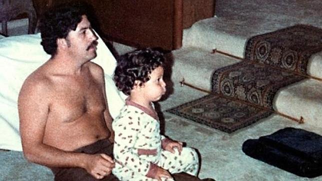 Pablo Escobar junto a su hijo