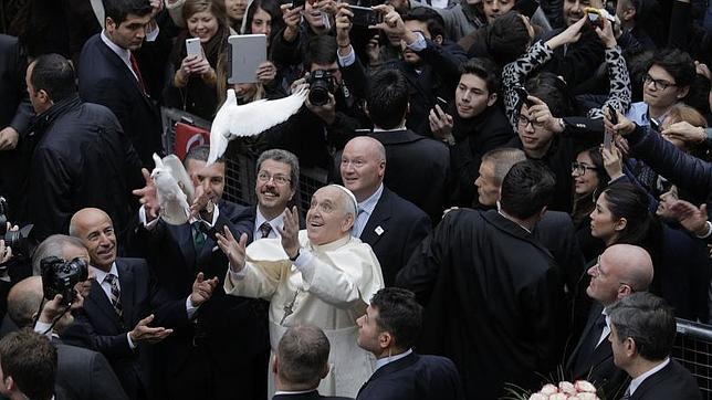 El Papa afirma en Estambul que la Iglesia no debe «mirarse a sí misma»