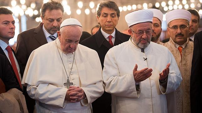 El Papa Francisco reza junto al mufti en la Mezquita Azul de Estambul