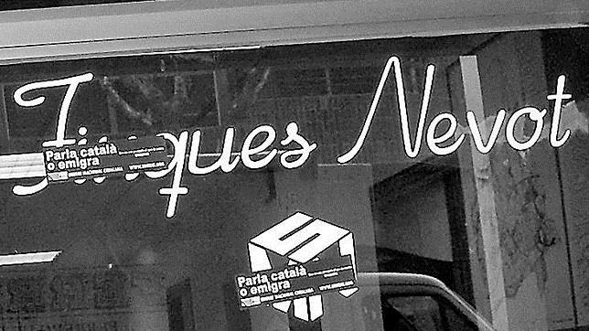 Escaparate con pegatinas que exigen rotular en catalán