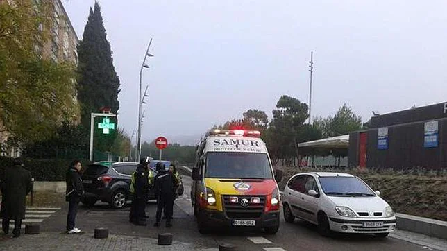 Efectivos del Summa y agentes de Policía Nacional que han atendido al hombre que ha fallecido después de una reyerta entre aficionados de fútbol del Deportivo de La Coruña y el Atlético de Madrid