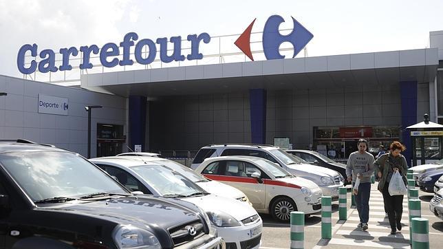 Carrefour, multado por exponer la imagen de un cliente con un hijo menor de edad