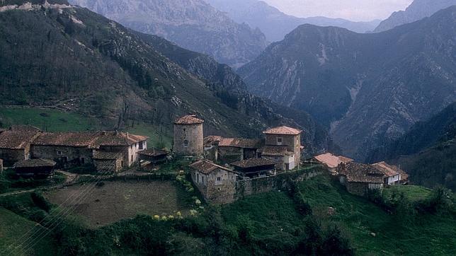 Bandujo, entre las montañas