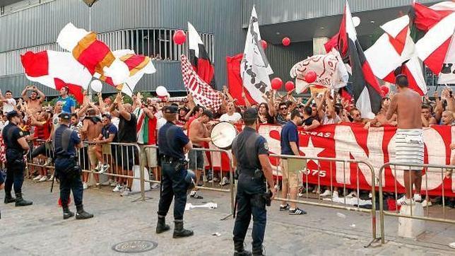 Protesta de miembros de Biris fuera del Sánchez Pizjuán