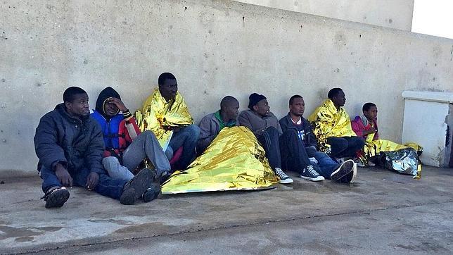 Parte de los 17 inmigrantes de la patera interceptada