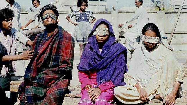 Varias de las víctimas del desatre de Bhopal, en una foto de diciembre de 1984