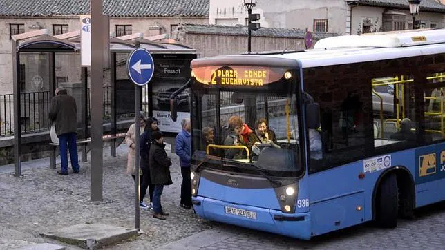 Un autobús para frente al Museo del Ejército