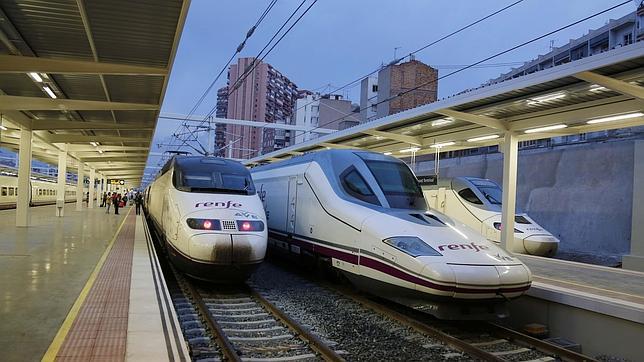 Renfe pone en servicio trenes AVE directos entre Alicante y Sevilla durante la Navidad