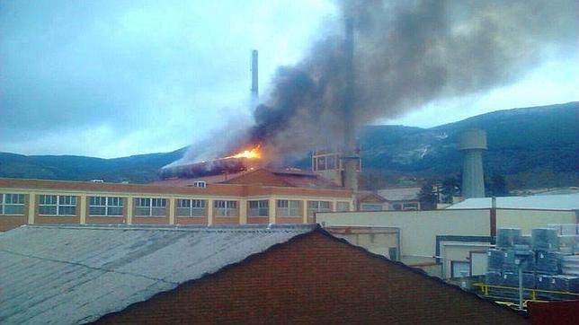 Un incendio afecta a una fábrica en el Real Sitio de San Ildefonso