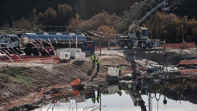 Arranca la limpieza del vertido tóxico de la «laguna negra» de Arganda