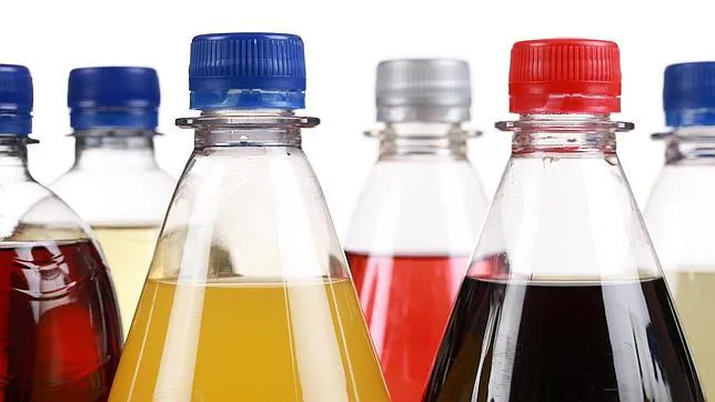 ¿Qué sucede si bebes 10 refrescos al día durante un mes?