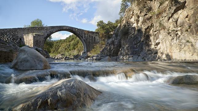 Puente sobre la garganta del Alardos, en La Vera