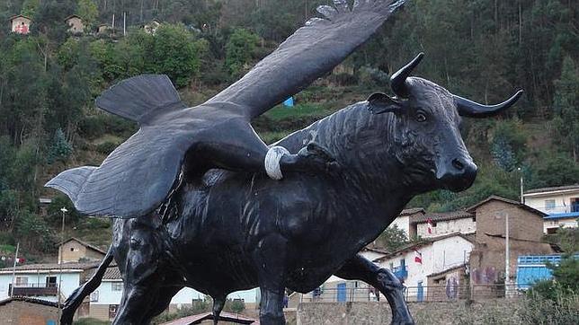La lucha del toro y el cóndor, la «corrida» que despierta furor en los Andes