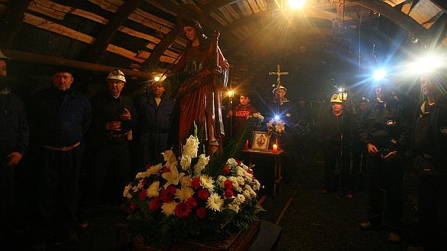 Las lámparas mineras vuelven a iluminar el camino a Santa Bárbara