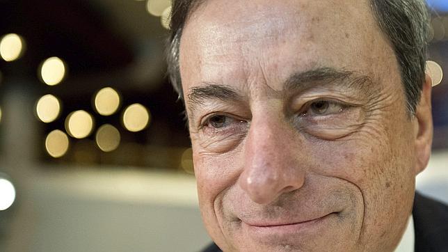 Draghi rebaja con fuerza las previsiones para el 2015 y aplaza los estímulos a enero