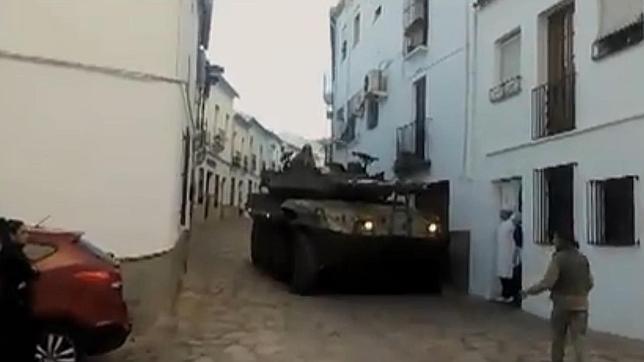 Dos tanques «invaden» un pueblo gaditano