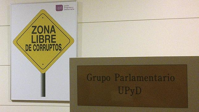 UPyD vuelve a colgar el cartel «Zona libre de corruptos» en sus despachos del Congreso