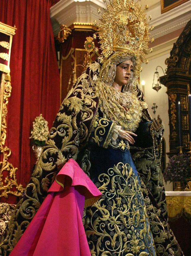 La Virgen de la Caridad y su capote torero