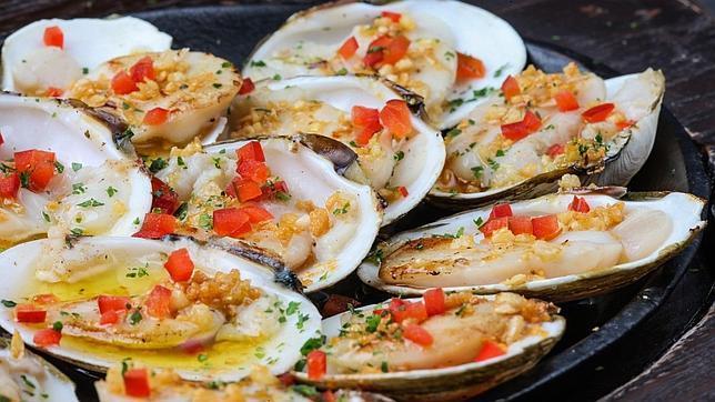 «Desde Paracas llegan las mejores conchas. Fresquísimas. A estas, le agregamos almejas, las bañamos en limón y rocoto, y las llevamos a la plancha», explican en La Mar Cebichería Peruana Lima