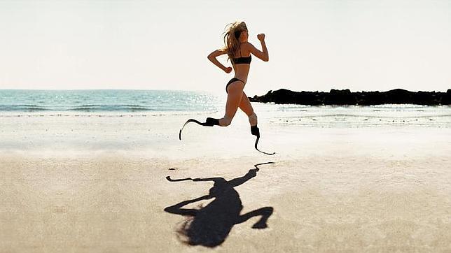 Aimee Mullins entrena en una playa
