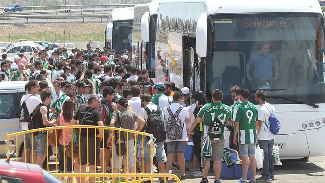 Miles de aficionados del Córdoba, antes de un desplazamiento