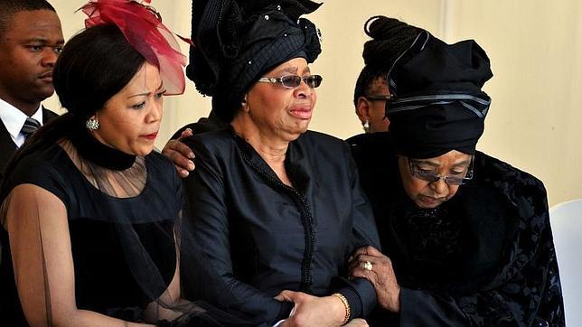 Graça Machel y Winnie Mandela durante el funeral