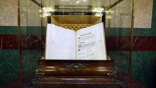 El ejemplar de la Carta Magna de 1978 original custodiado en la urna