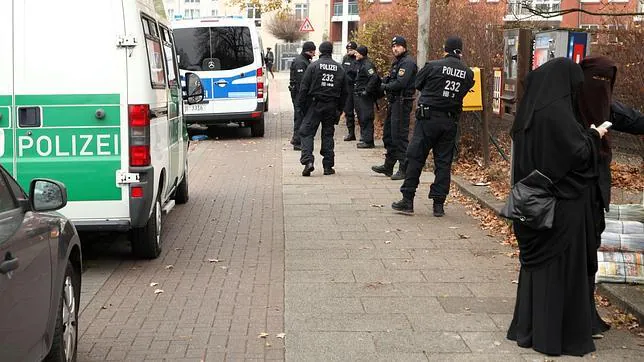 Policías y dos mujeres musulmanas durante la redada en un centro salafista en Breme (Alemania) este viernes