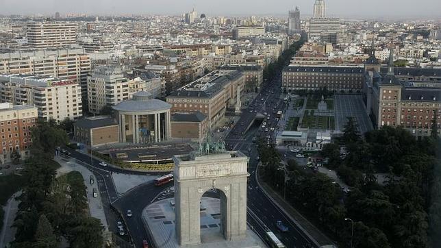 Atenea encumbra el arco de la victoria de Moncloa