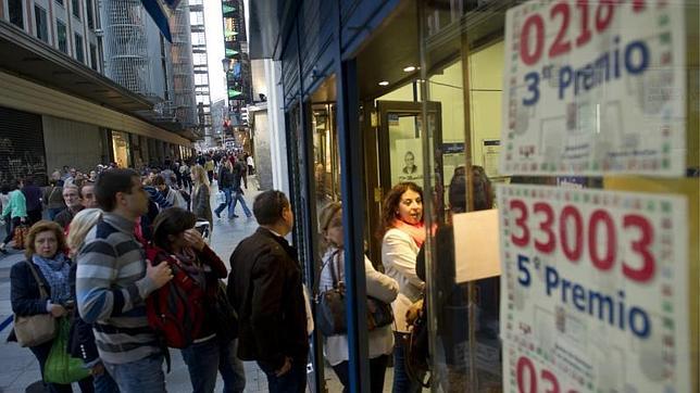 Seis horas de cola en Madrid en busca de la suerte de la Lotería