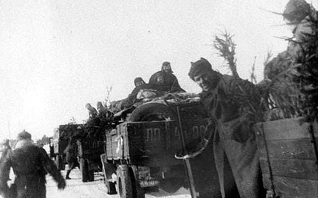 Fuerzas soviéticas se internan en la Finlandia central a bordo de camiones mal equipados para las condiciones climáticas finlandesas